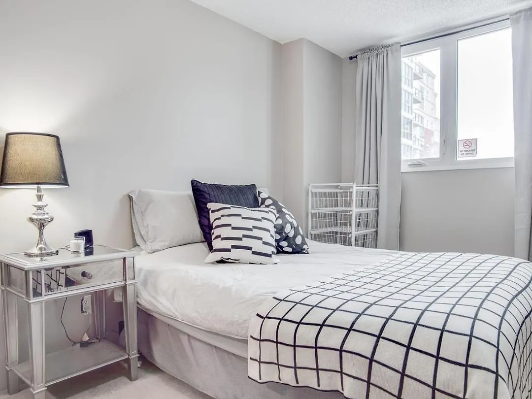 Casa de Férias New Stylish And Cozy Eau Claire 2Br With Gym Coffee Vila YYC Canadá