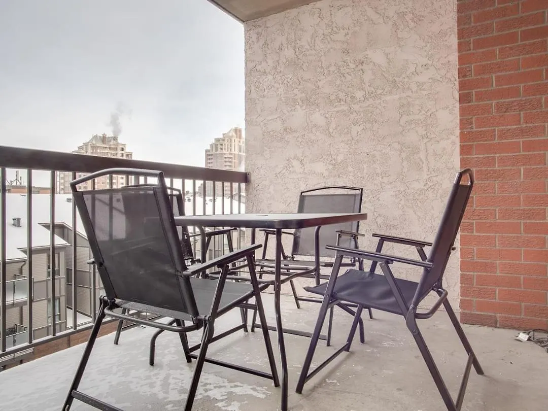 Casa de Férias New Stylish And Cozy Eau Claire 2Br With Gym Coffee Vila YYC