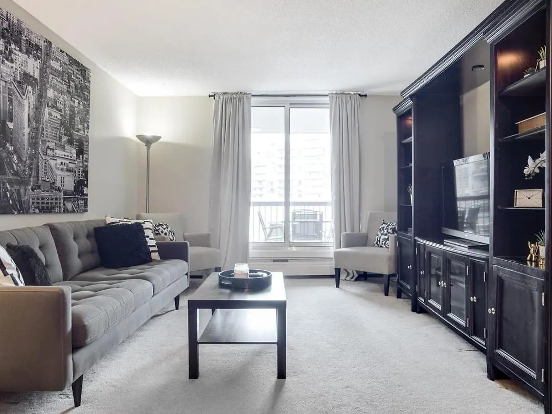 Dom wakacyjny Willa New Stylish And Cozy Eau Claire 2Br With Gym Coffee Calgary