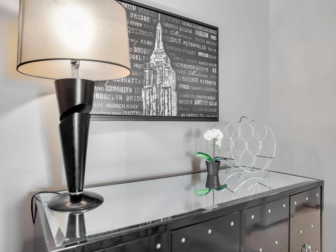 Dom wakacyjny Willa New Stylish And Cozy Eau Claire 2Br With Gym Coffee Calgary
