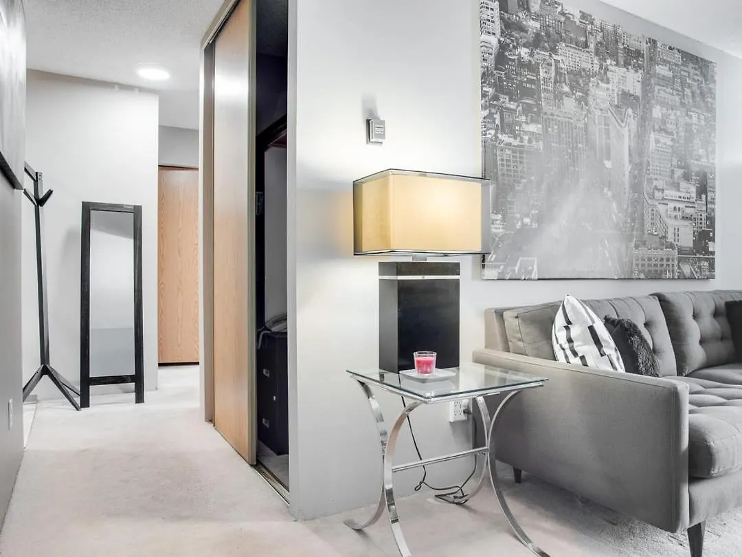 Dom wakacyjny Willa New Stylish And Cozy Eau Claire 2Br With Gym Coffee Calgary